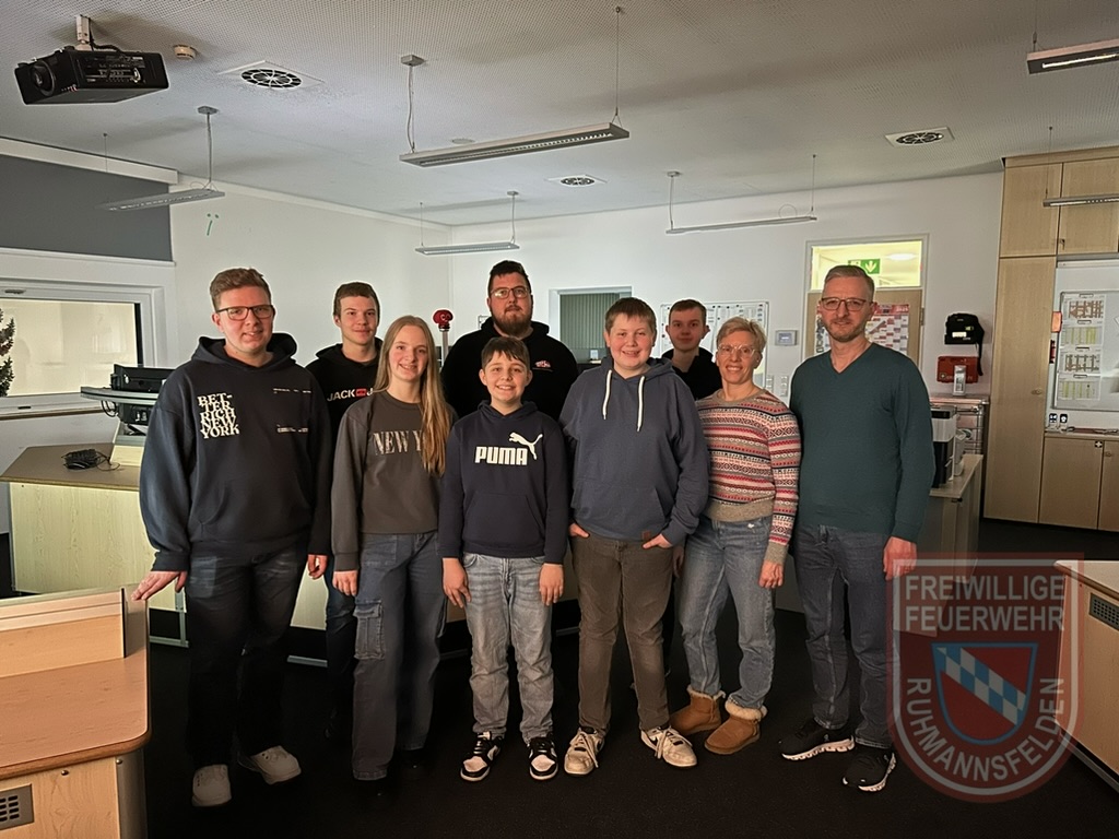 Besuch der Leitstelle Straubing durch die Jugendfeuerwehr